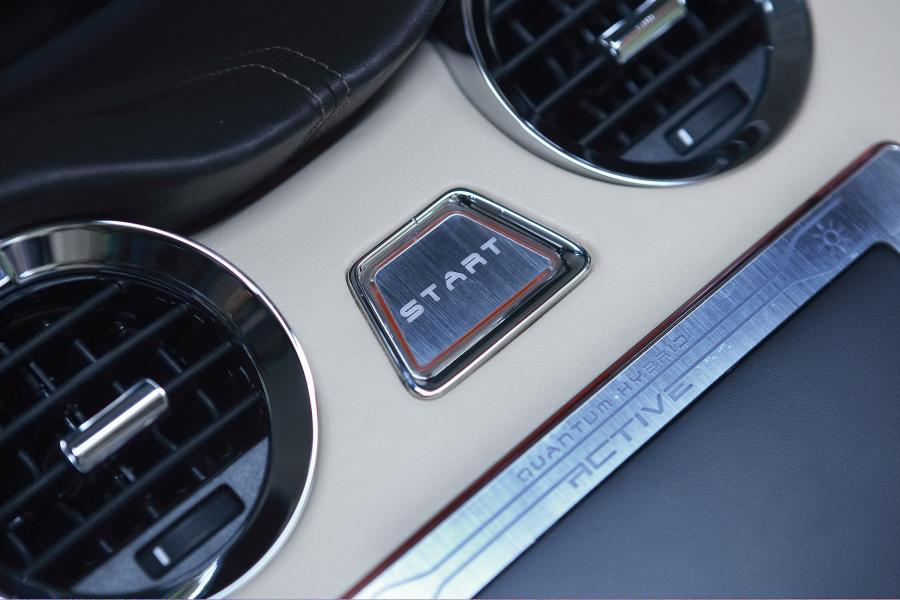 Детали интерьера Fisker Karma Q-Drive 2009 года  (фото 40 из 66)